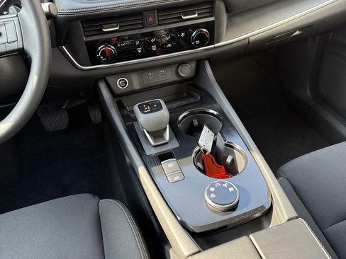 Used 2023 Nissan Rogue S image 15