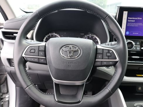 Used 2023 Toyota Highlander XLE FWD image 34
