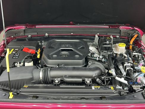 Used 2024 Jeep Wrangler Unlimited Sahara w/ Safety Group image 19