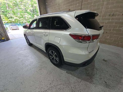 Used 2016 Toyota Highlander XLE AWD/4WD image 2