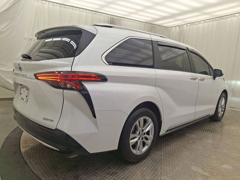 Certified 2025 Toyota Sienna Limited image 25