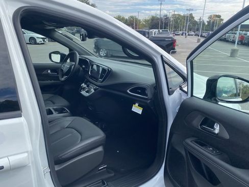New 2026 Chrysler Pacifica Select image 29