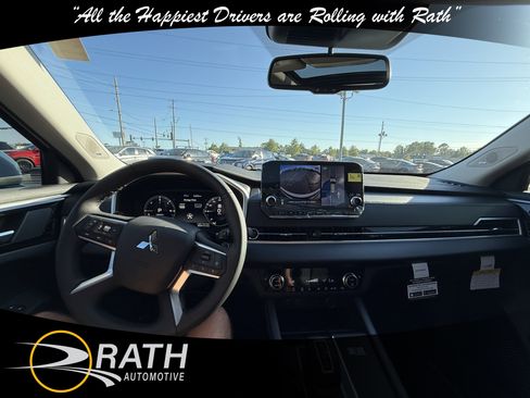 New 2025 Mitsubishi Outlander SE image 15