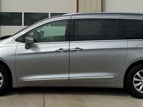 Used 2019 Chrysler Pacifica Touring-L FWD image 23