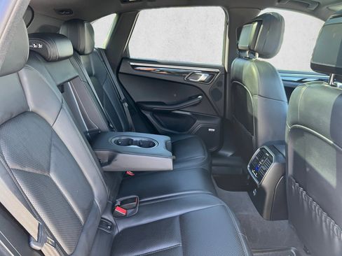 Used 2020 Porsche Macan AWD/4WD image 25