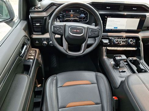 Used 2024 GMC Sierra 1500 AT4 w/ Technology Package AWD/4WD image 11