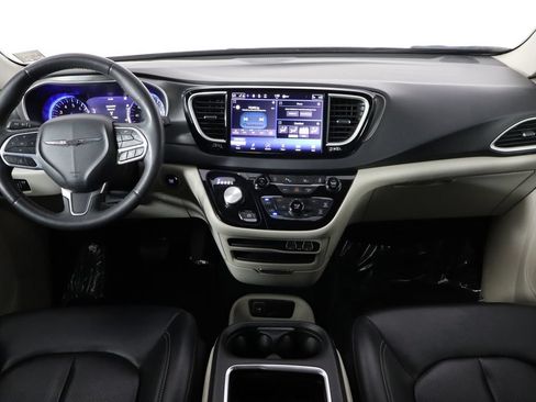 Used 2023 Chrysler Pacifica Touring-L FWD image 13