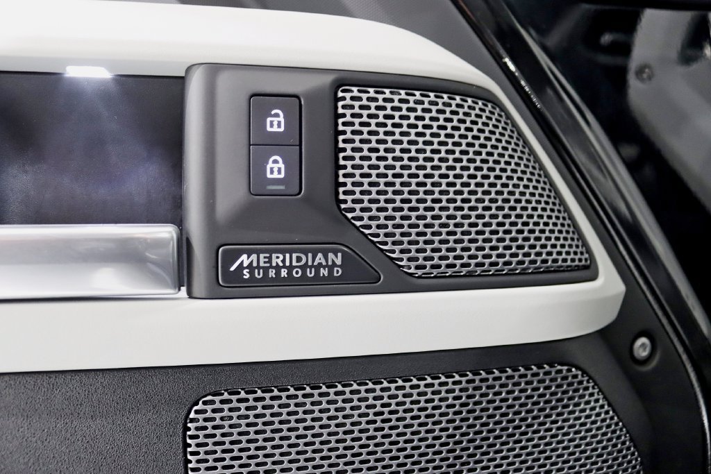 Used 2024 Land Rover Defender 110 SE AWD/4WD image 33