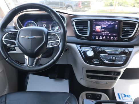 Used 2018 Chrysler Pacifica Touring-L Plus FWD image 12