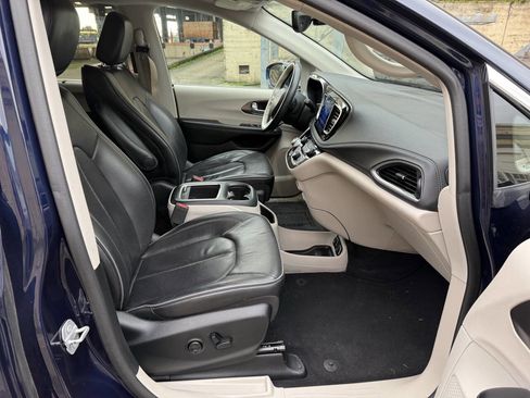 Used 2017 Chrysler Pacifica Limited w/ Tire & Wheel Group image 68