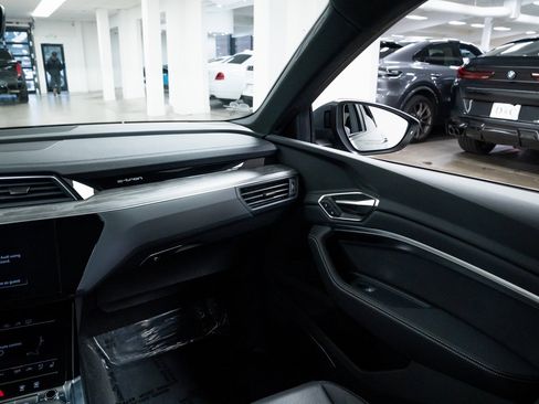 Used 2024 Audi Q8 e-tron Premium Plus image 11