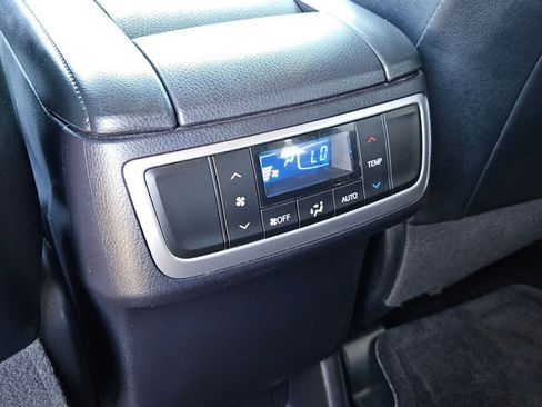 Used 2018 Toyota Highlander SE w/ Carpet Mat Package (TMS) AWD/4WD image 26