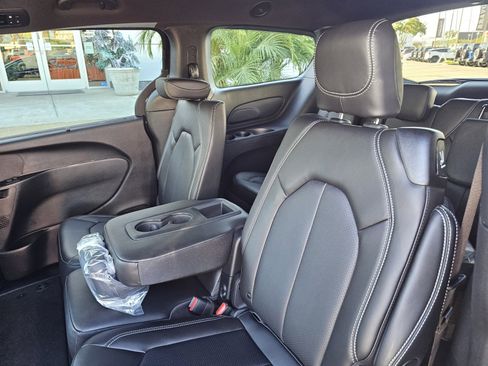 New 2026 Chrysler Pacifica Select image 26