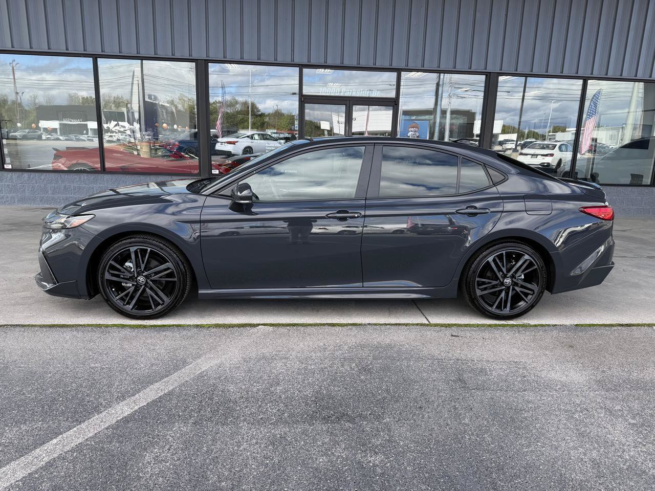 Used 2025 Toyota Camry XSE FWD image 7