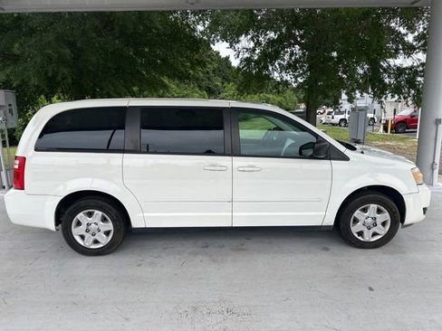 Used 2010 Dodge Grand Caravan SE w/ Climate Group FWD image 2