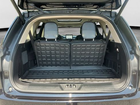 Used 2023 Lincoln Aviator AWD w/ Premium Package image 17
