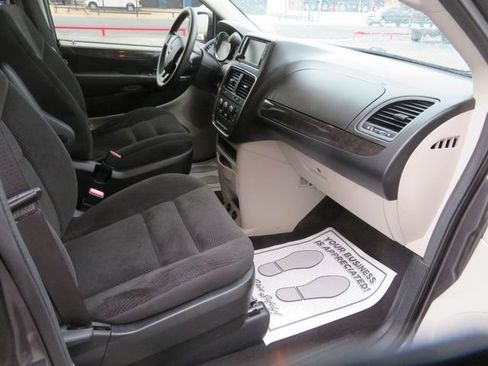 Used 2018 Dodge Grand Caravan SE w/ UConnect Hands-Free Group FWD image 13