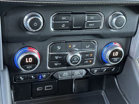 Used 2023 GMC Yukon SLT w/ SLT Luxury Package image 25