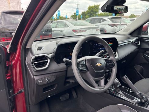 Used 2025 Chevrolet TrailBlazer LT FWD image 34