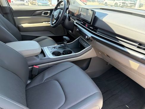 New 2026 Kia Carnival FWD image 21