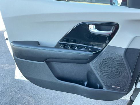 Used 2022 Kia Niro EX Premium image 13