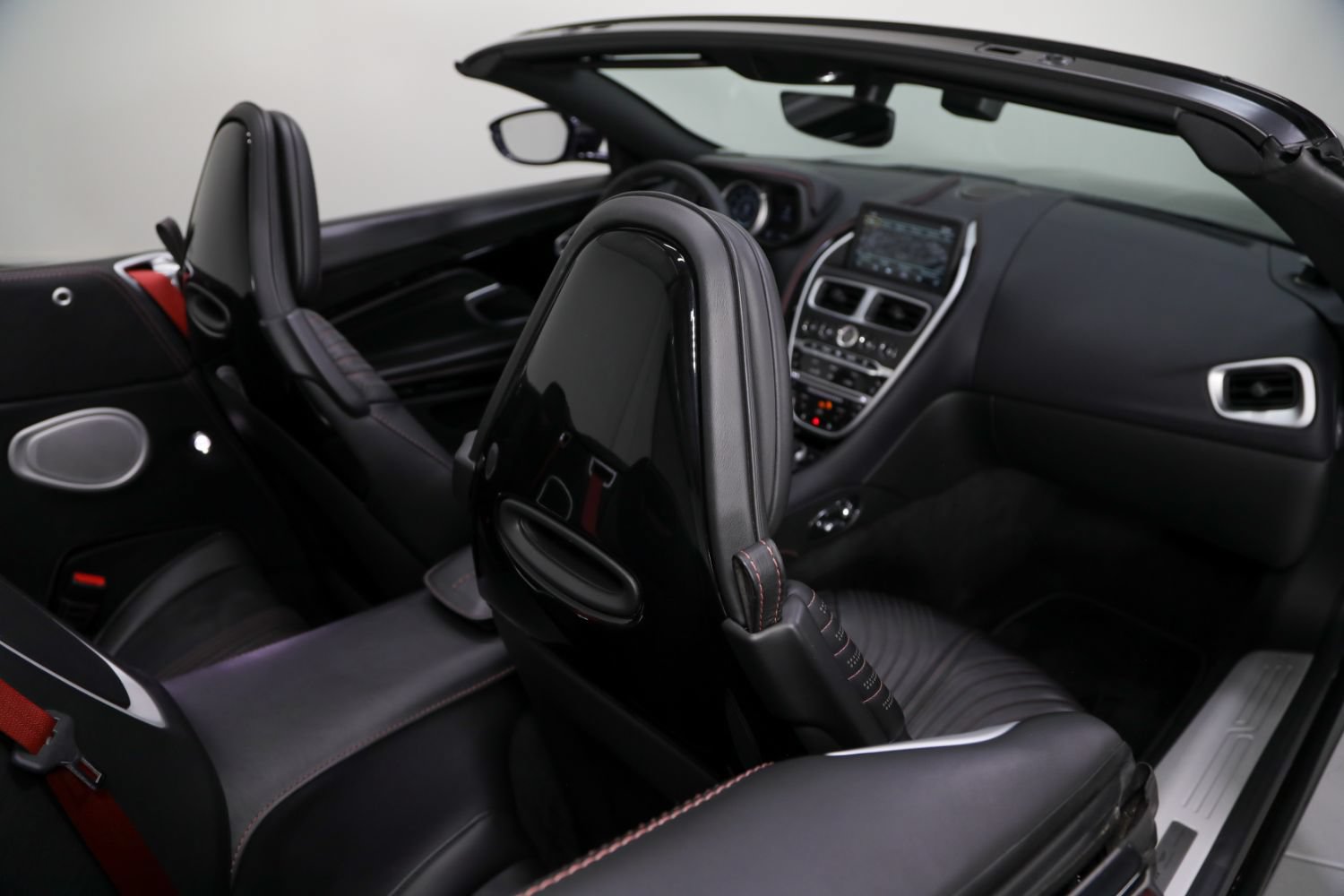 Used 2019 Aston Martin DB11 Volante RWD image 38