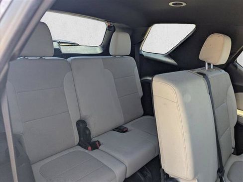 Used 2022 Chevrolet Traverse LS FWD image 18