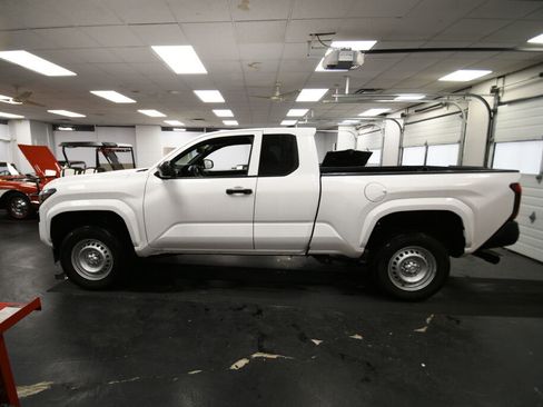 Used 2025 Toyota Tacoma SR image 4