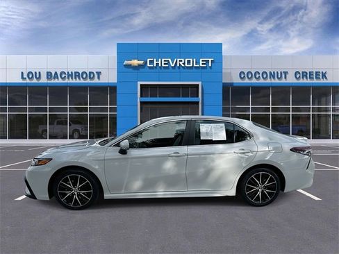 Used 2024 Toyota Camry SE image 5