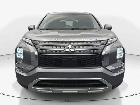 Used 2024 Mitsubishi Outlander SE image 2