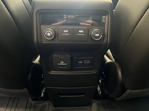 Used 2023 GMC Acadia SLT image 24