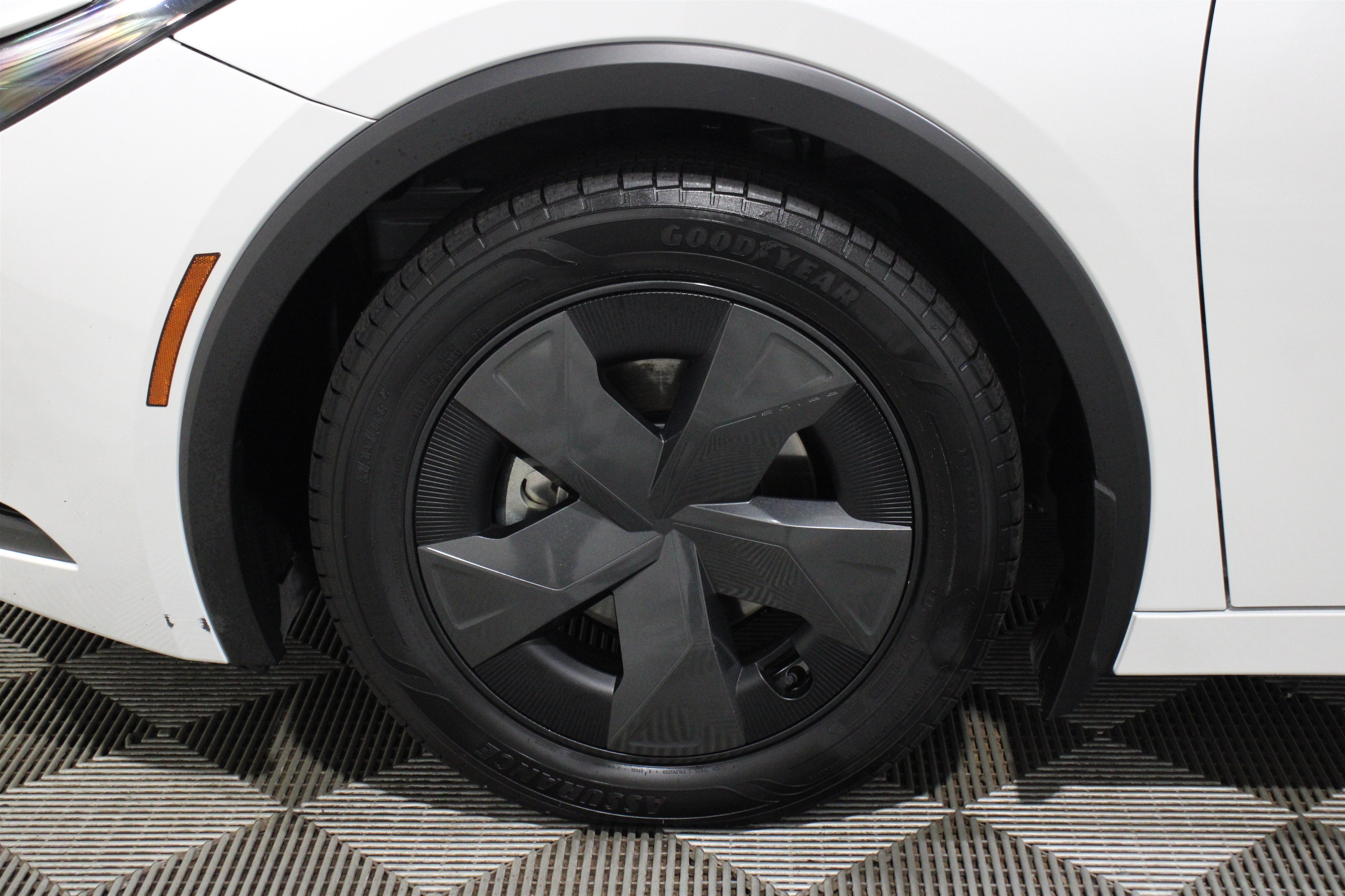 Used 2024 Toyota Prius LE FWD image 39