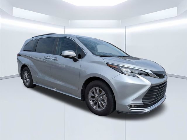Used 2024 Toyota Sienna XLE FWD image 2