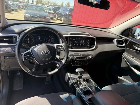 Used 2019 Kia Sorento S image 8