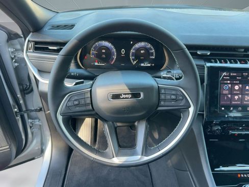 New 2025 Jeep Grand Cherokee Altitude image 16