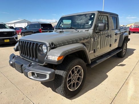Used 2020 Jeep Gladiator Overland AWD/4WD image 4