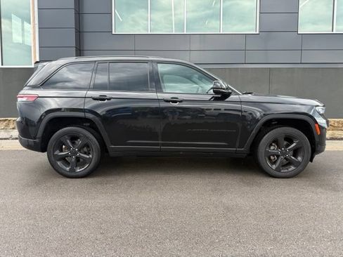 Used 2024 Jeep Grand Cherokee Altitude AWD/4WD image 2