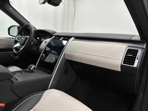 Used 2024 Land Rover Discovery Dynamic SE image 17