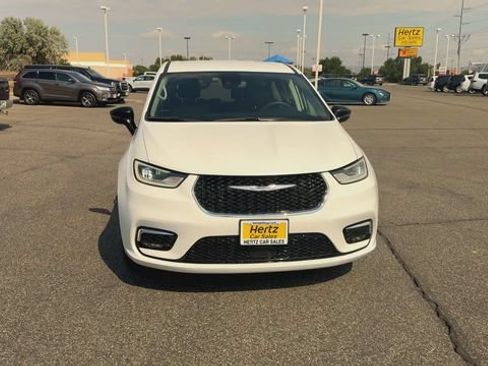Used 2024 Chrysler Pacifica Limited FWD image 3