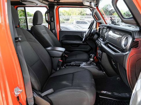 Used 2018 Jeep Wrangler Unlimited Sahara image 35