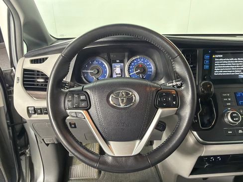 Used 2016 Toyota Sienna XLE w/ XLE Navigation Package FWD image 12