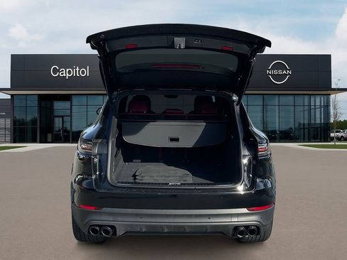 Used 2022 Porsche Cayenne Platinum Edition image 9
