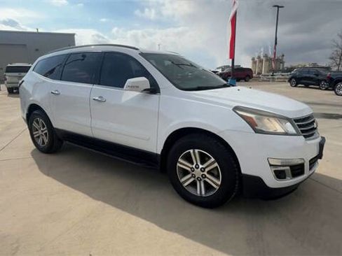 Used 2017 Chevrolet Traverse LT image 2