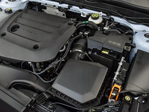 Certified 2025 Volvo XC40 B5 Plus w/ Climate Package image 31