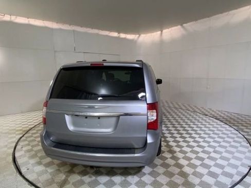 Used 2014 Chrysler Town & Country Touring w/ Driver Convenience Group image 2