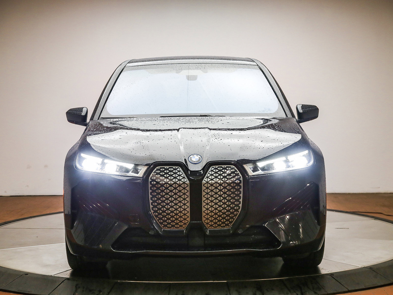 Certified 2023 BMW iX xDrive50 w/ Premium Package AWD/4WD image 2