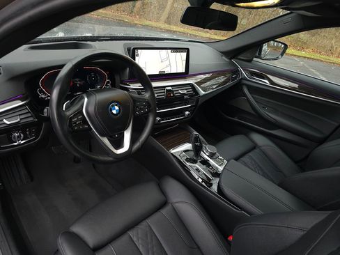 Used 2023 BMW 530e xDrive w/ Premium Package image 2