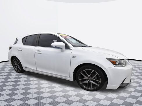 Used 2015 Lexus CT 200h w/ Navigation Package FWD image 3