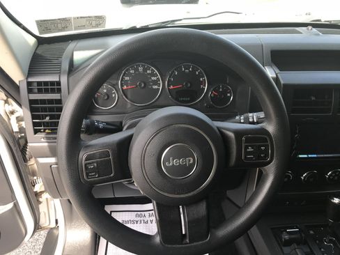 Used 2012 Jeep Liberty Sport image 12
