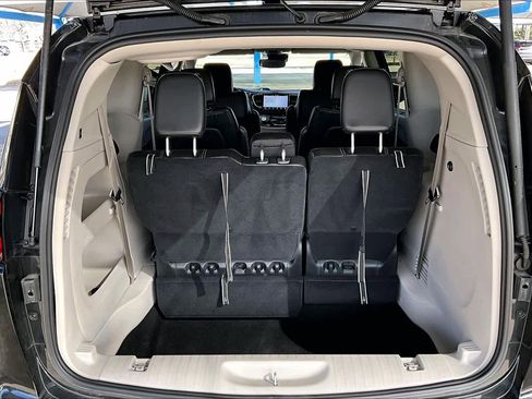 Used 2023 Chrysler Pacifica Touring-L image 33